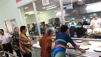 Saat Jokowi mengantre makanan. Foto: Ray Jordan/detikcom