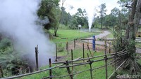 Objek Wisata Kawah Kamojang ada di kawasan PT Indonesia Power dan PT Pertamina Geotermal Energy. Untuk sampai ke wisata ini dapat menggunakan dua jalur berbeda, yaitu via Kecamatan Ibun, Kabupaten Bandung dan Kecamatan Samarang, Kabupaten Garut. (Wisma Putra/detikTravel)