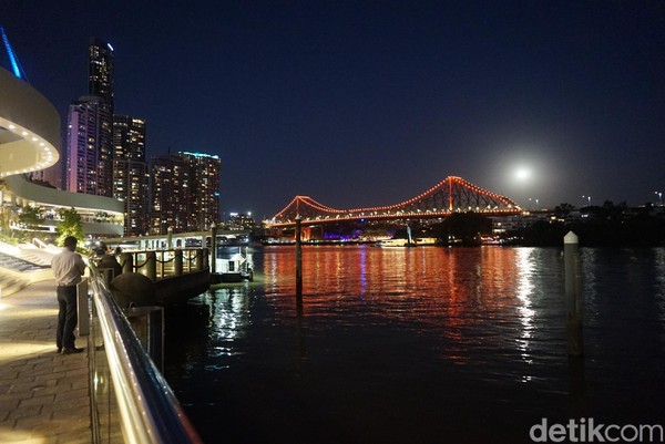 Makan di sini sore menjelang malam hari, ditemani gemerlap lampu sungai dan jembatan Story Bridge. Suasananya tenang dan romantis.. (Melisa/detikTravel) Makan di sini sore menjelang malam hari, ditemani gemerlap lampu sungai dan jembatan Story Bridge. Suasananya tenang dan romantis.. (Melisa/detikTravel)