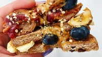 Yang ini komplet banget. Selain ditambah pisang, blueberry juga ditaburi oatmeal. Nyam! Foto: Instagram @healthymoodsf