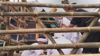 Prosesi Jamas, pertama pembungkus pusaka dibuka lalu dibawa menuju tempat pembersihan yang terbuat dari bambu yang terletak di tengah taman. (Dadang Hermansyah/detikTravel)
