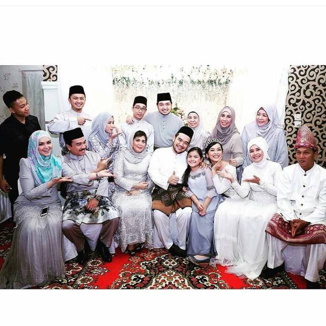 Dari pernikahannya dengan Datuk Sri Halid, Siti Nurhaliza dikarunia empat anak tiri. Anak bungsu Datuk Sri Halid, Muhaamad Aazief Khalid memiliki banyak fans di Malaysia. Foto: Dok. Instagram/aaziefkhalid