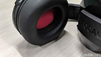 Menawarkan bantalan busa yang peka terhadap panas di telinga.  Foto: Adi Fida Rahman/detikINET