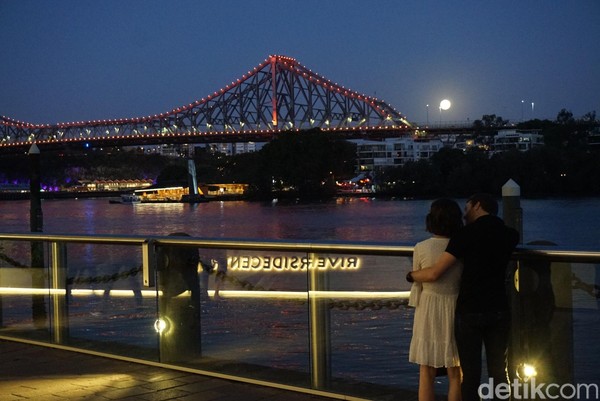Jangan sampai iri melihat pasangan yang menghabiskan malam di sini. Tidak heran, suasananya romantis! (Melisa/detikTravel) Jangan sampai iri melihat pasangan yang menghabiskan malam di sini. Tidak heran, suasananya romantis! (Melisa/detikTravel)