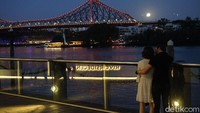 Jangan sampai iri melihat pasangan yang menghabiskan malam di sini. Tidak heran, suasananya romantis! (Melisa/detikTravel)