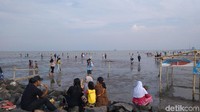 Pantai Kejawanan ada di Kecamatan Lemahwungkuk, Kota Cirebon, Jawa Barat. Pantai Kejawanan selalu diserbu wisatawan saat menjelang senja di akhir pekan. (Sudirman Wamad/detikTravel)