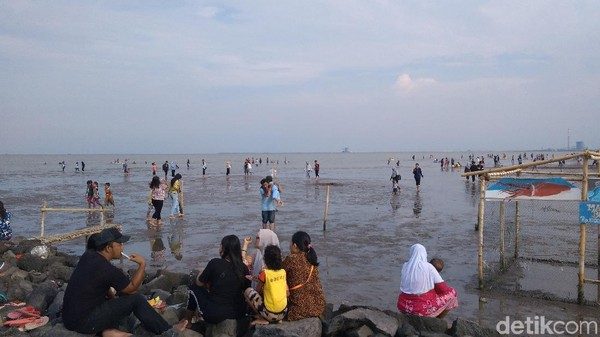 Foto: Libur Akhir Pekan di Cirebon, Ayo ke Pantai Kejawanan!
