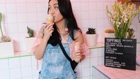 Kalau mampir ke tempat makan yang Instagramable, sayang banget kan kalau nggak foto-foto. Ini pose keren Zulfa setelah beli es krim. Foto: Instagram zulfamaharani