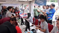 Jokowi pun terlihat menggendong Adul. Jokowi terlihat mebawa adul ke salah satu tenda yang ada di lokasi acara. (Foto: Foto: Biro Pers Setpres)
