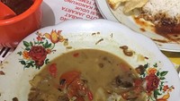Para penikmat tongseng, cobain deh. Di pusat kuliner Pangpol. Gw random coba tapi ENAK BANGET, kata Rian Ernest pada postingan foto ini.  Foto: instagram @rianernest