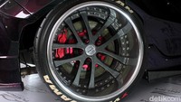 Selain itu, kaki - kakinya juga sudah didukung air suspension 4 channel. Jadi sokbreker bisa disetel ketinggiannya sesuai kebutuhan penggunanya.
