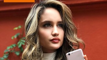 Cinta Laura saat memamerkan smartphone Gionee F205. (Foto: Internet)