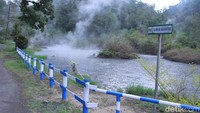 Dan ini adalah Kawah Berecek. Kawah ini seperti danau yang mengering terbakar oleh uap. (Wisma Putra/detikTravel)