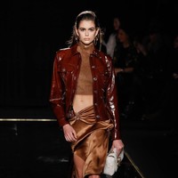 Kaia Gerber juga eksis di peragaan yang dihadiri deretan selebriti ternama itu. Putri dari supermodel senior Cindy Crawford itu tampil dengan turtle-neck cropped top yang mengekspos perut ratanya, serta jaket kulit marun dan rok asimetris. Tidak ketinggalan boots tinggi dan handbag putih. (Foto: Getty Images)