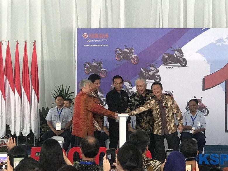 Disaksikan Jokowi, Yamaha Lepas Ekspor 1,5 Juta Unit ke 5 Benua/Foto: Robi Setiawan/detikcom Disaksikan Jokowi, Yamaha Lepas Ekspor 1,5 Juta Unit ke 5 Benua/Foto: Robi Setiawan/detikcom