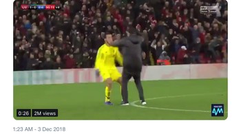 Begini aksi heboh perayaan Klopp saat lari masuk lapangan untuk merayakan. (Foto: Internet/Twitter)