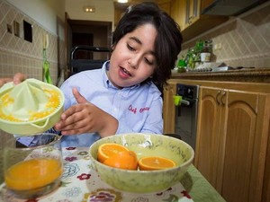 Keren! Koki Cilik Ini Tetap Semangat Masak Meski Terkena Miopati