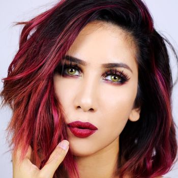 Mengenal Suhay Salim, Beauty Vlogger yang Nikah Pakai Celana Jeans 