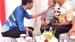 Potret Jokowi Gendong Adul Bocah Difabel yang Merangkak ke Sekolah