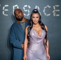 Kim tidak datang sendiri. Ia didampingi sang suami, rapper Kanye West. Jarang-jarang orangtua dari tiga anak ini hadir bersama di sebuah acara. (Foto: Getty Images)