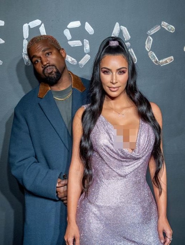 Kim tidak datang sendiri. Ia didampingi sang suami, rapper Kanye West. Jarang-jarang orangtua dari tiga anak ini hadir bersama di sebuah acara. (Foto: Getty Images)