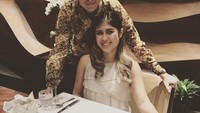Rian yang lahir di Jerman ini juga sosok yang romantis. Ini posenya ketika Rian makan malam bersama sang istri. Steak jadi menu pilihan pasangan ini saat merayakan ulang tahun pernikahannya. Foto: instagram @rianernest