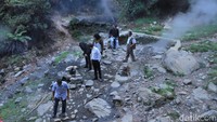 Rasanya panas saat asap itu mengenai tubuh kita. Saking sudah terbiasa memainkan asap di kawah itu, kita bisa meminta panas yang keluar dari asap itu. (Wisma Putra/detikTravel)