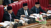 Paripurna diselenggarakan di Gedung Nusantara II DPR, Senayan, Jakarta, Senin (3/12/2018). Pimpinan yang hadir dalam paripurna ialah Ketua DPR Bambang Soesatyo beserta Wakil Ketua Fahri Hamzah, dan Agus Hermanto. Rapat paripurna dipimpin oleh Fahri Hamzah.