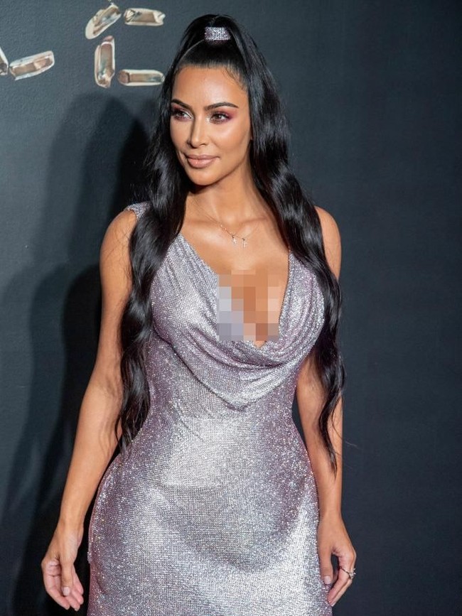 Mini dress tersebut hadir dengan belahan dada rendah yang sukses mengakomodasi keseksian Kim. Belum lagi siluet gaun yang mengikuti lekuk tubuh sang bintang reality show sekaligus pengusaha kosmetik itu.  (Foto: Getty Images)