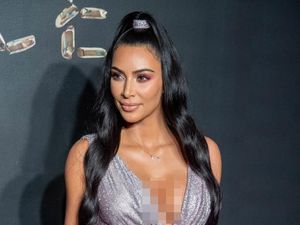 Gaya Seksi Kim Kardashian Bergaun Belahan Dada Rendah di Show Versace