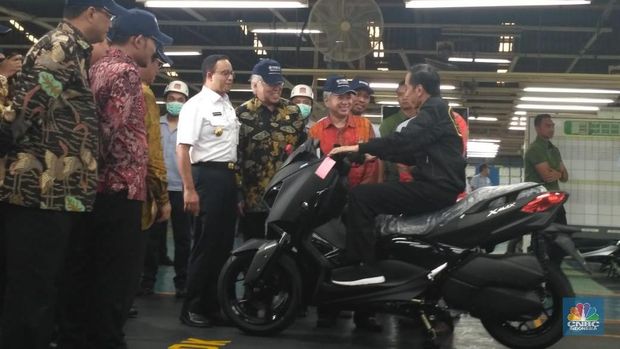 Tunggangi Xmax, Jokowi Lepas 1,5 Juta Unit Ekspor Yamaha.