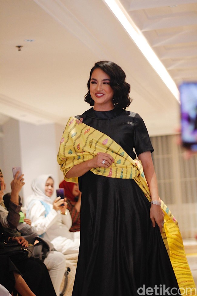 Aktris Ririn Ekawati menjadi muse di acara private trunk show Rumah Ayu X Viena Mutia, Senin (03/12/2018). Ia tampil cantik mengenakan busana hitam dipadukan kain tenun lagosi. Foto: Silmia Putri/Wolipop