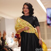 Aktris Ririn Ekawati menjadi muse di acara private trunk show Rumah Ayu X Viena Mutia, Senin (03/12/2018). Ia tampil cantik mengenakan busana hitam dipadukan kain tenun lagosi. Foto: Silmia Putri/Wolipop