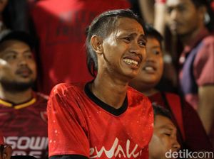 Tangisan Pendukung PSM Makassar di Stadion PTIK
