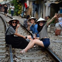 Keunikan jalan ini memang menjadi daya tarik bagi para turis. Ini punya daya tarik yang unik. Ada bunga menggelantung dari balkon, ada gedung-gedung tua dan saling berdekatan, tutur turis Hong Kong Edward Tsim. Kamu melihat orang-orang hidup sangat dekat dengan rel kereta, tambahnya. Foto: AFP