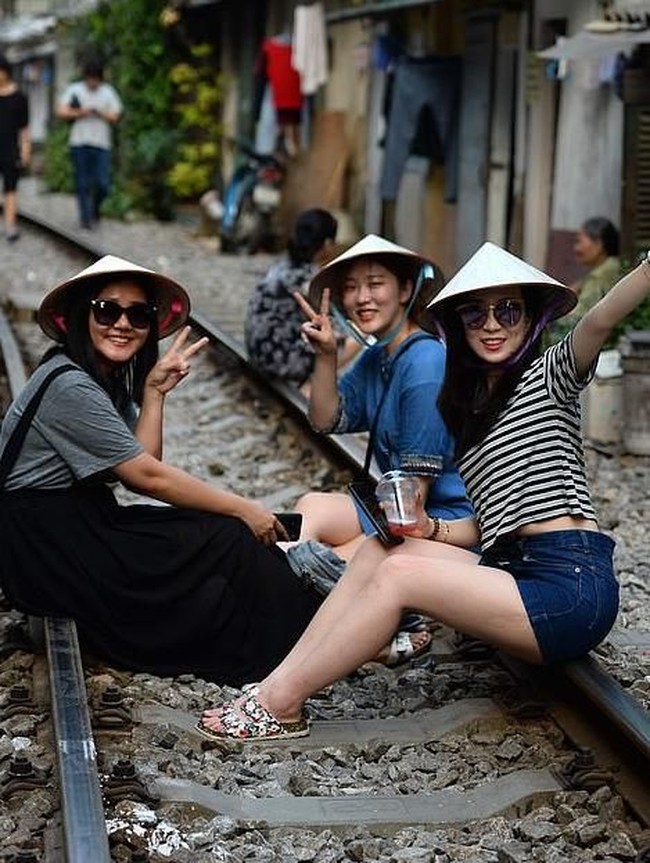 Keunikan jalan ini memang menjadi daya tarik bagi para turis. Ini punya daya tarik yang unik. Ada bunga menggelantung dari balkon, ada gedung-gedung tua dan saling berdekatan, tutur turis Hong Kong Edward Tsim. Kamu melihat orang-orang hidup sangat dekat dengan rel kereta, tambahnya. Foto: AFP