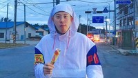 Olahraga sambil ngemil es krim. Hmm, wajahnya P.O sangat menggemaskan ya. Foto: Instagram@pyoshick
