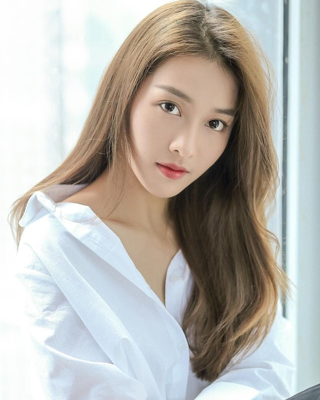  Memiliki tubuh langsing dengan kulit mulus menjadikan Khanh sering didapuk jadi brand ambassador produk kosmetik. Foto: Instagram @imkhangan