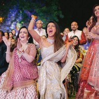 Bukan kala itu saja Priyanka Chopra mengenakan busana khas India. Dalam malam pesta pernikahannya, pemain serial Quantico itu tampak seperti bintang Bollywood. Ia mengenakan busana lengkap dengan sari bernuansa emas. Foto: Instagram/@priyankachora