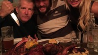 Potongan iga dan daging steak, serta kentang goreng dan jagung bakar ini membuat acara makan malam Jason bersama teman-temannya semakin seru. Foto: Instagram @prideofgypsies
