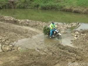 Warga Bojonegoro Naik Turun Sungai Imbas Jembatan Amblas