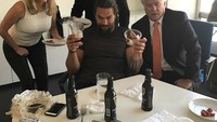 Suka sekali dengan poke, hidangan ikan mentah khas Hawaii. Jason mengundang teman-temannya untuk mencicipi poke dari ikan segar, dengan bir dingin untuk menu makan siangnya. Foto: Instagram @prideofgypsies