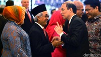 Dwi merintis karirnya dari level bawah, hingga berhasil memimpin Semen Padang, Semen Gresik hingga menjadi holding BUMN Semen Indonesia. Ia pun mendapatkan ucapan selamat dari Wamen ESDM Archandra Tahar.