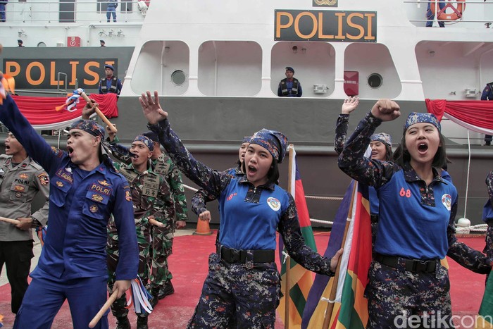 Korps Kepolisian Air dan Udara (Korpolairud) Baharkam Polri merayakan HUT Ke-68. Para Polwan Polairud pun unjuk kebolehan dalam acara tersebut.