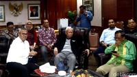 Pernyataan sikap itu diketahui diinisasi oleh pakar hukum dari Pusat Studi Hukum dan Kebijakan (PSHK) Bivitri Susanti dan Direktur Pusat Studi Konstitusi (PUSaKO) Fakultas Hukum Universitas Andalas Feri Amsari.