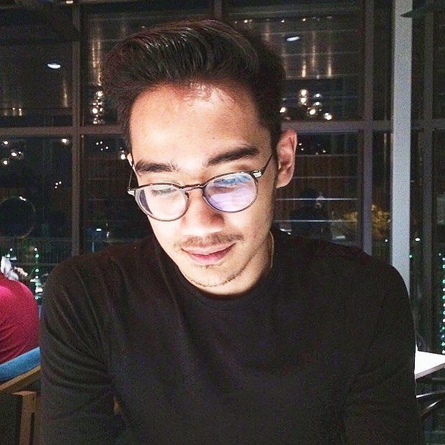 Namun, para warganet tampaknya harus kecewa karena Aazief sudah memiliki kekasih. Ia sering mengunggah foto bersama wanita cantik bernama Tyra Kamaruzaman yang juga social media darling di Malaysia. Foto: Dok. Instagram/aaziefkhalid