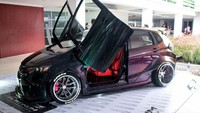 Honda Jazz dengan kode GK5 jadi mobil modifikasi yang dipamerkan bengkel Platinum Auto Work Shop di ajang pameran Indonesia Automodified (IAM) 2018, Istora, Senayan, Jakarta (1-2/12/2018).