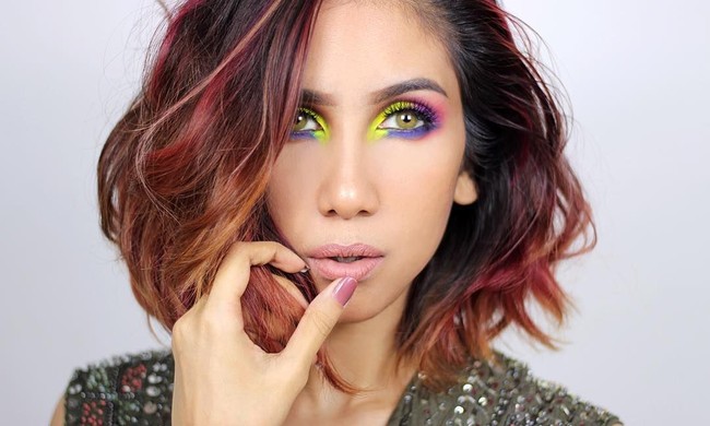 Suhay Salim, beauty vlogger yang berani tampil dengan makeup gila. Suhay menunjukkan bakat makeupnya lewat riasan wajah ekstravaganza. Ia berani menggabungkan banyak warna seperti hijau lemon, ungu dan pink. Warna-warna tersebut digabungkan jadi makeup mata yang dramatis.  Foto: Instagram (@suhaysalim)