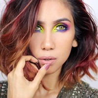 Suhay Salim, beauty vlogger yang berani tampil dengan makeup gila. Suhay menunjukkan bakat makeupnya lewat riasan wajah ekstravaganza. Ia berani menggabungkan banyak warna seperti hijau lemon, ungu dan pink. Warna-warna tersebut digabungkan jadi makeup mata yang dramatis.  Foto: Instagram (@suhaysalim)