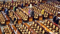 Berdasarkan daftar hadir yang ada hanya sebanyak 151 anggota Dewan dari total 560 anggota. Sementara 138 anggota lainnya mengajukan izin.